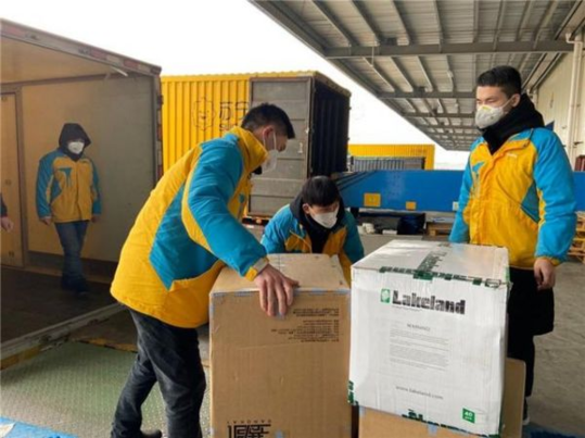 蘇寧捐贈的防疫物資正在裝車，準備前往疫情中心武漢