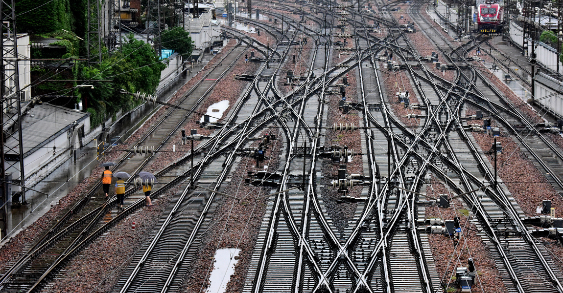 鐵路職工在鄭州火車站巡查鐵路線路