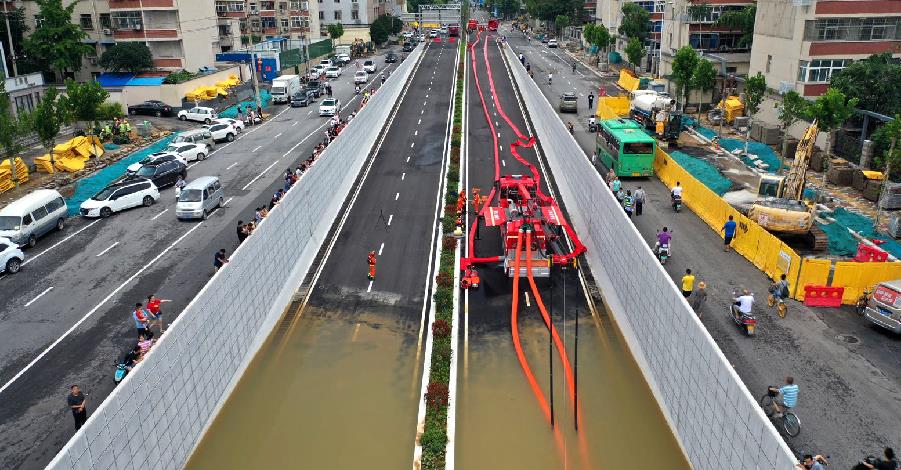 在鄭州市桐柏路附近拍攝的排澇現場