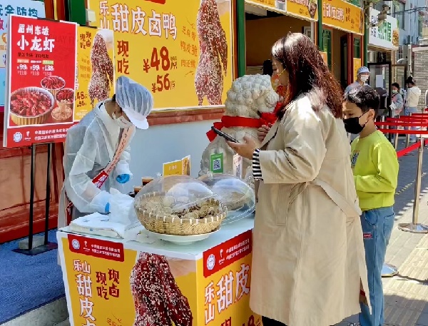 一頭連著“嘴巴”，一頭連著“泥巴”