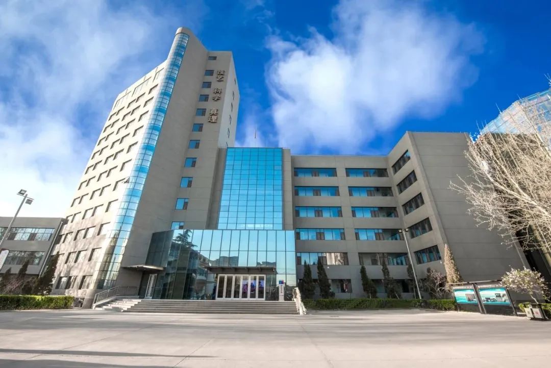 “軌道”修在學校，“火車”開進教室，這所“鐵院”氛圍感拉滿……