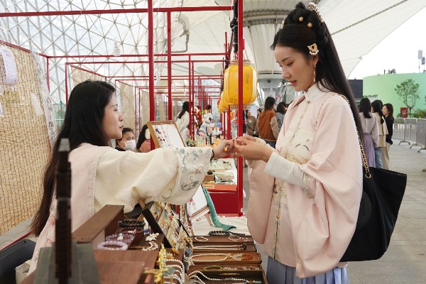 “新中式”服裝火到“出圈”，“國潮”如何變熱潮？