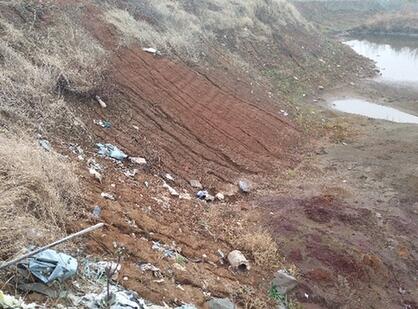 母親河受傷:萬噸工業垃圾傾倒長江堤壩內