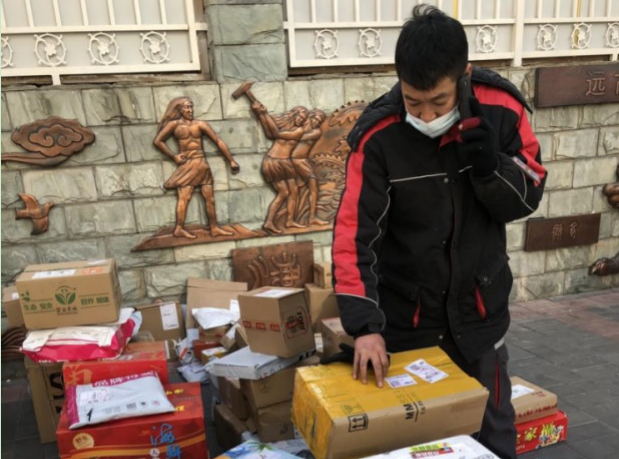 北京快遞小哥春節更忙活