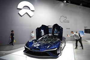 蔚來的跑車吸引觀眾停下腳步拍照