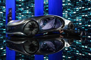 奔馳品牌的工作人員趴在車下調試概念車